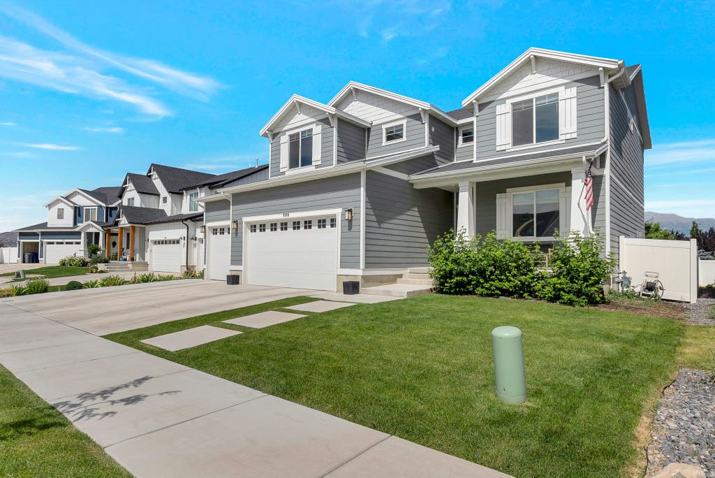 Photo of 506 N COMMODORE LN, Lehi, UT 84045 (MLS # 2166925)