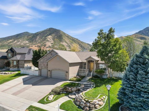 Photo of 1252 HAYLIE LN, Tooele, UT 84074 (MLS # 2185617)