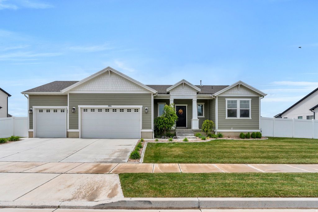 Photo of 701 S CROOKET POST WAY W, Saratoga Springs, UT 84045 (MLS # 2138840)