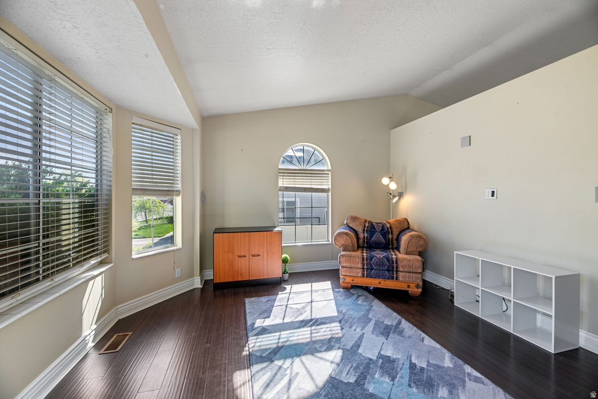 STRAWBERRY POINTE - Residential