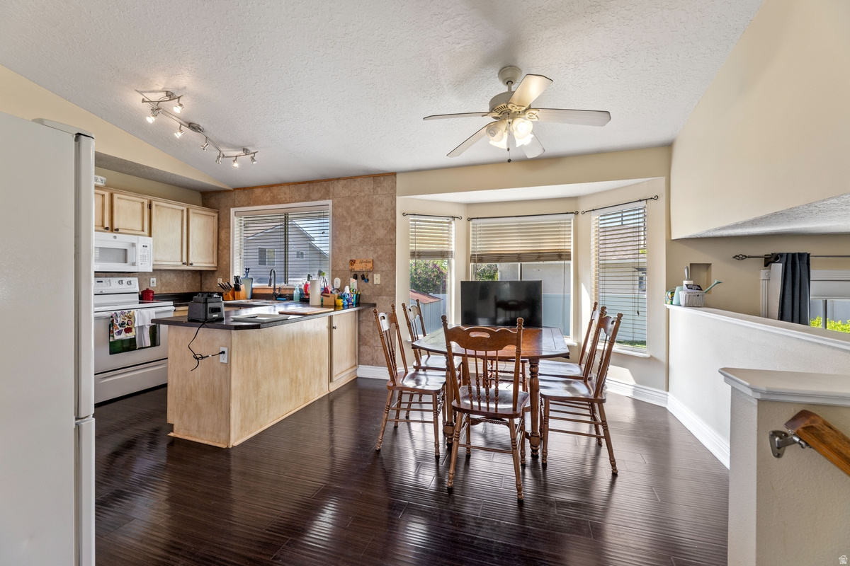 STRAWBERRY POINTE - Residential