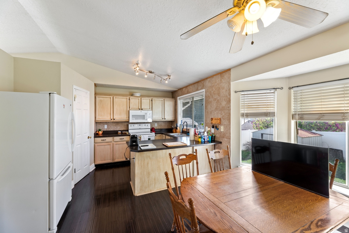 STRAWBERRY POINTE - Residential