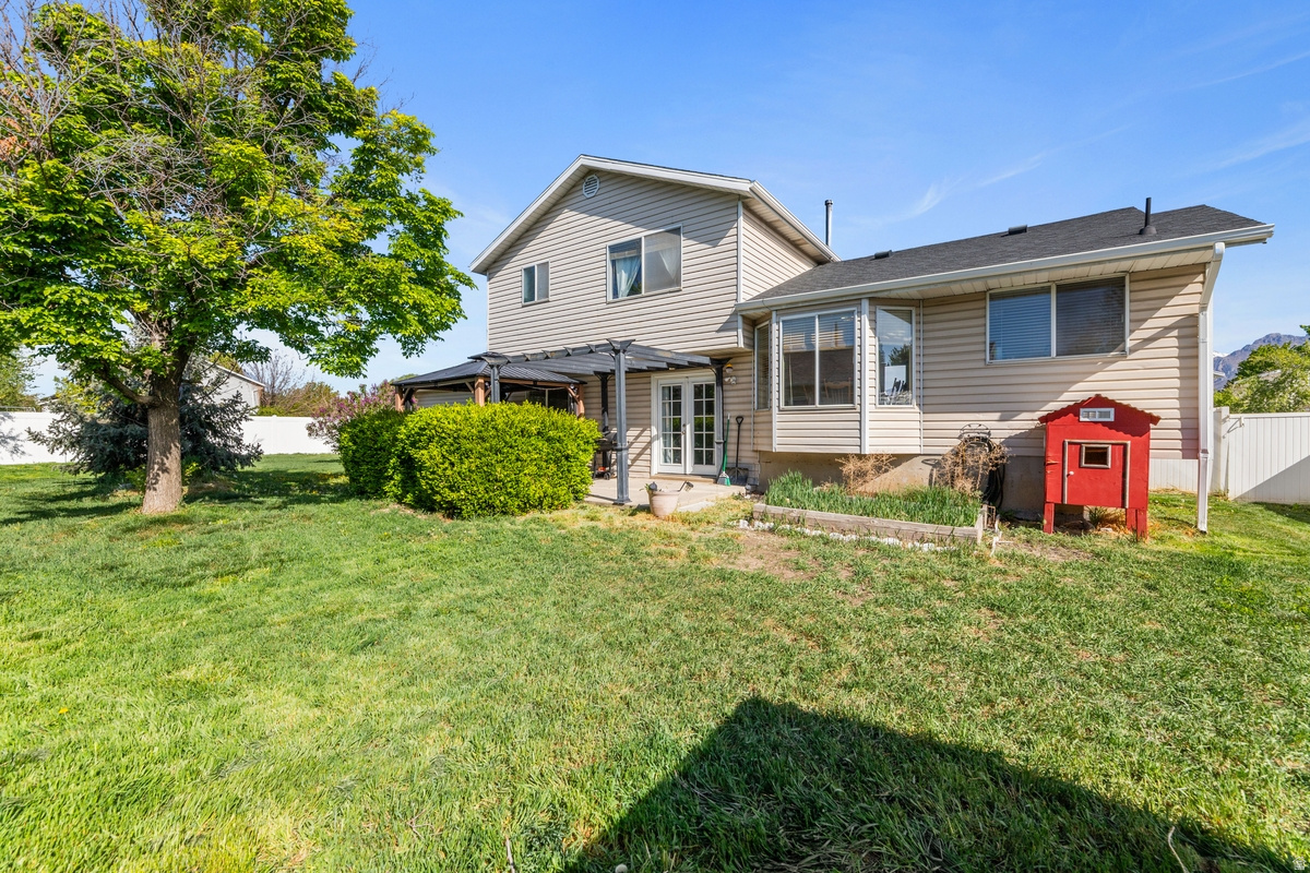 STRAWBERRY POINTE - Residential