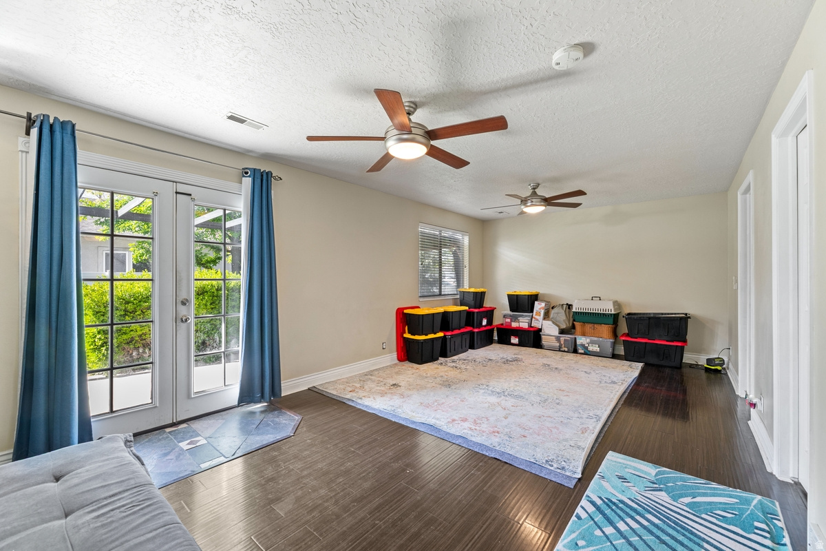 STRAWBERRY POINTE - Residential