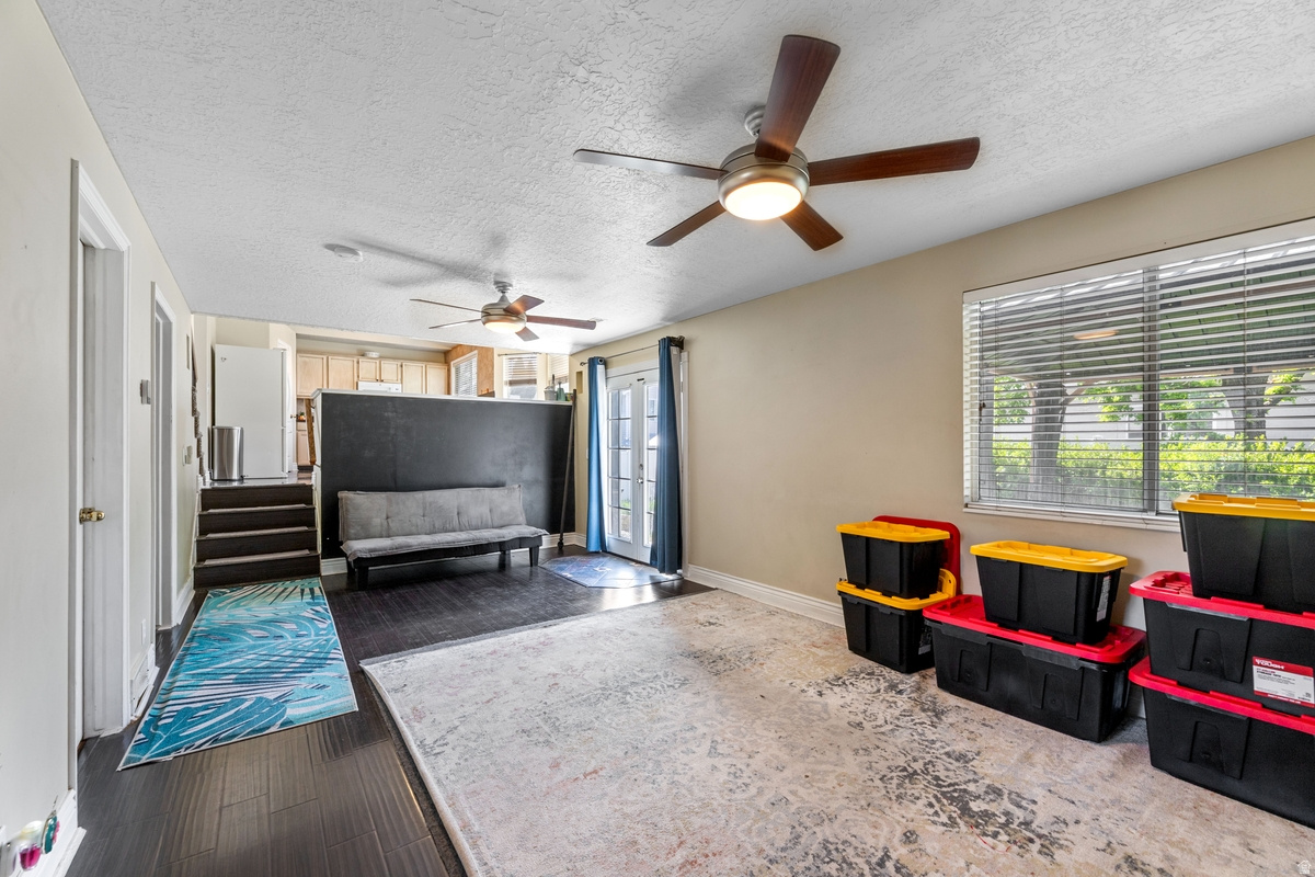 STRAWBERRY POINTE - Residential