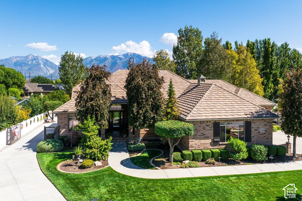 Photo of 11469 S TARA WOODS LN, South Jordan, UT 84095 (MLS # 2187475)