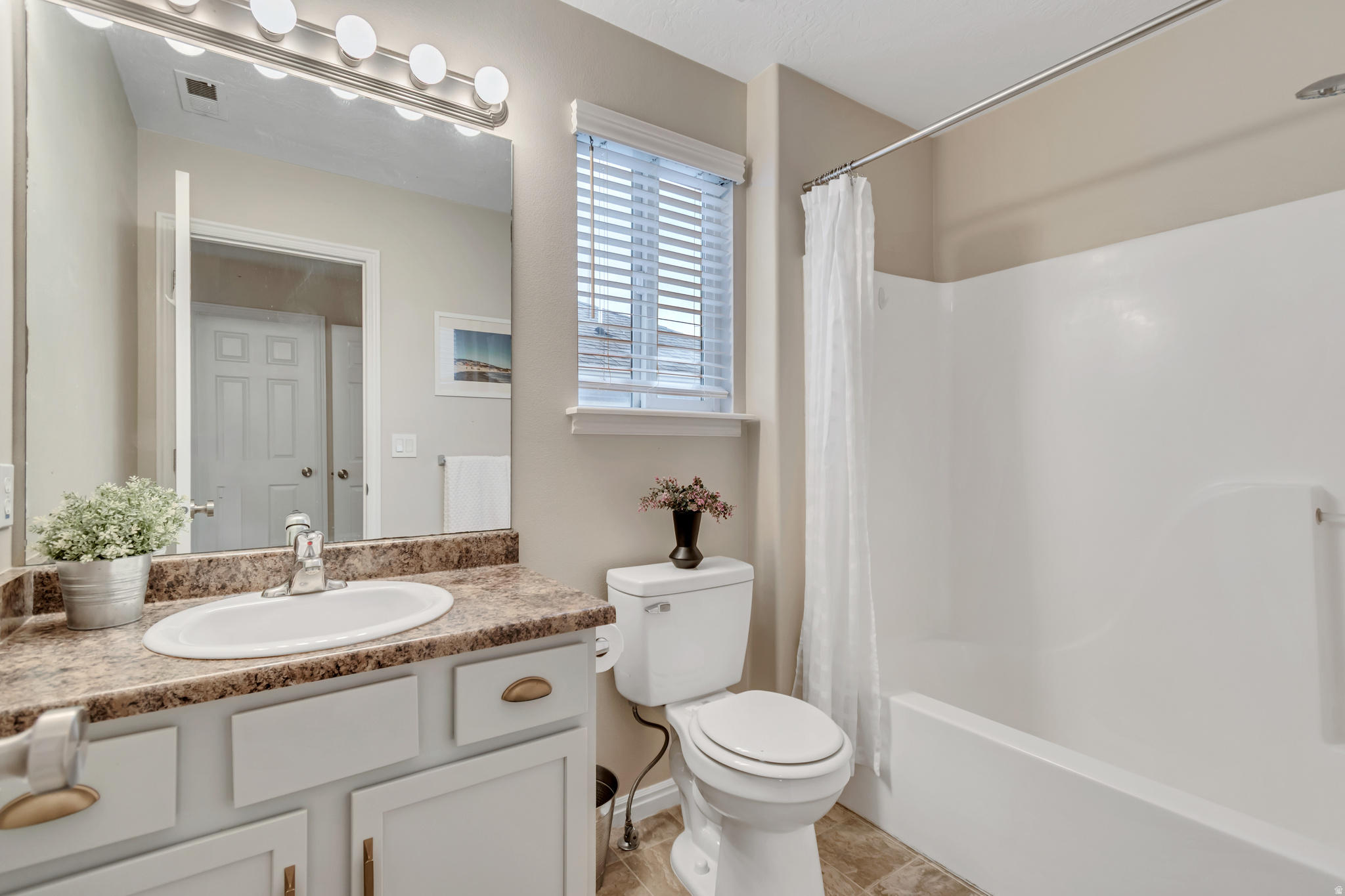 MONTGOMERY VILLA - Residential