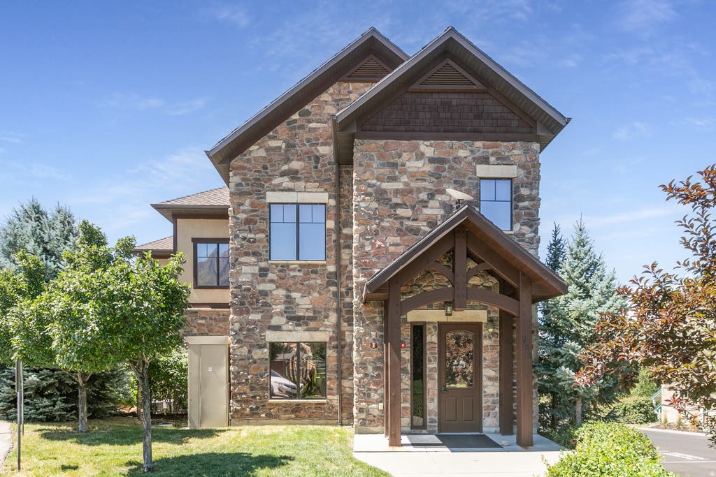 Photo of 155 W CANYON CREST RD, Alpine, UT 84004 (MLS # 2181087)