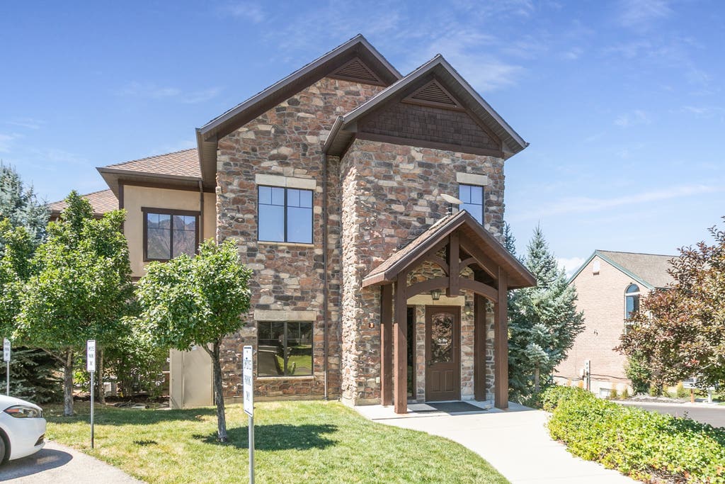 Photo of 155 W CANYON CREST RD, Alpine, UT 84004 (MLS # 2181087)