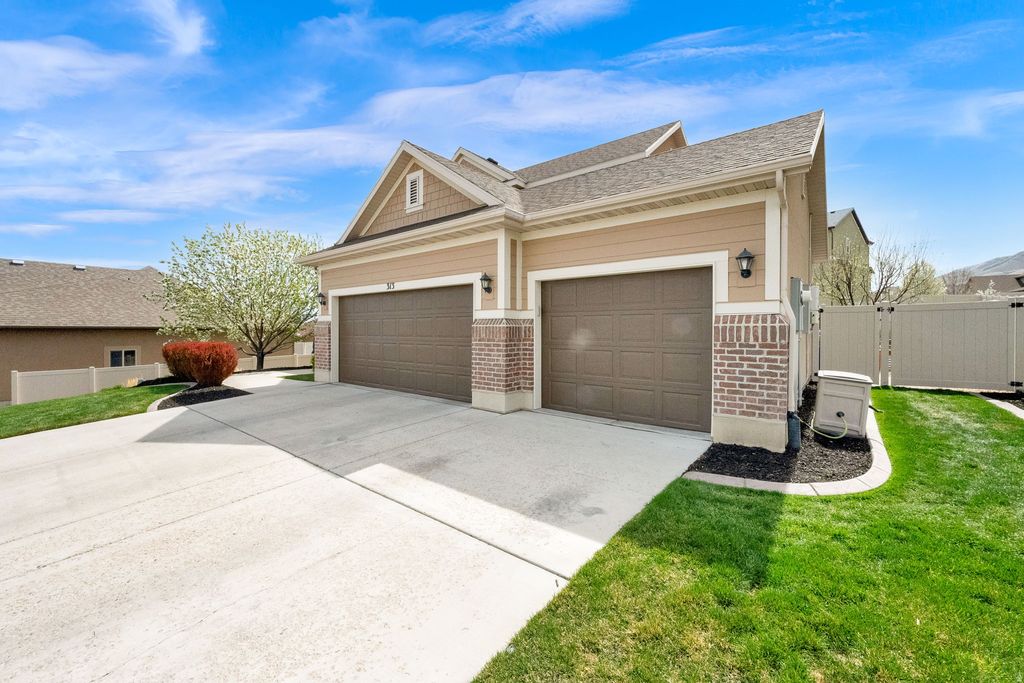 Photo of 313 W BIRCH DR, Saratoga Springs, UT 84045 (MLS # 2149289)