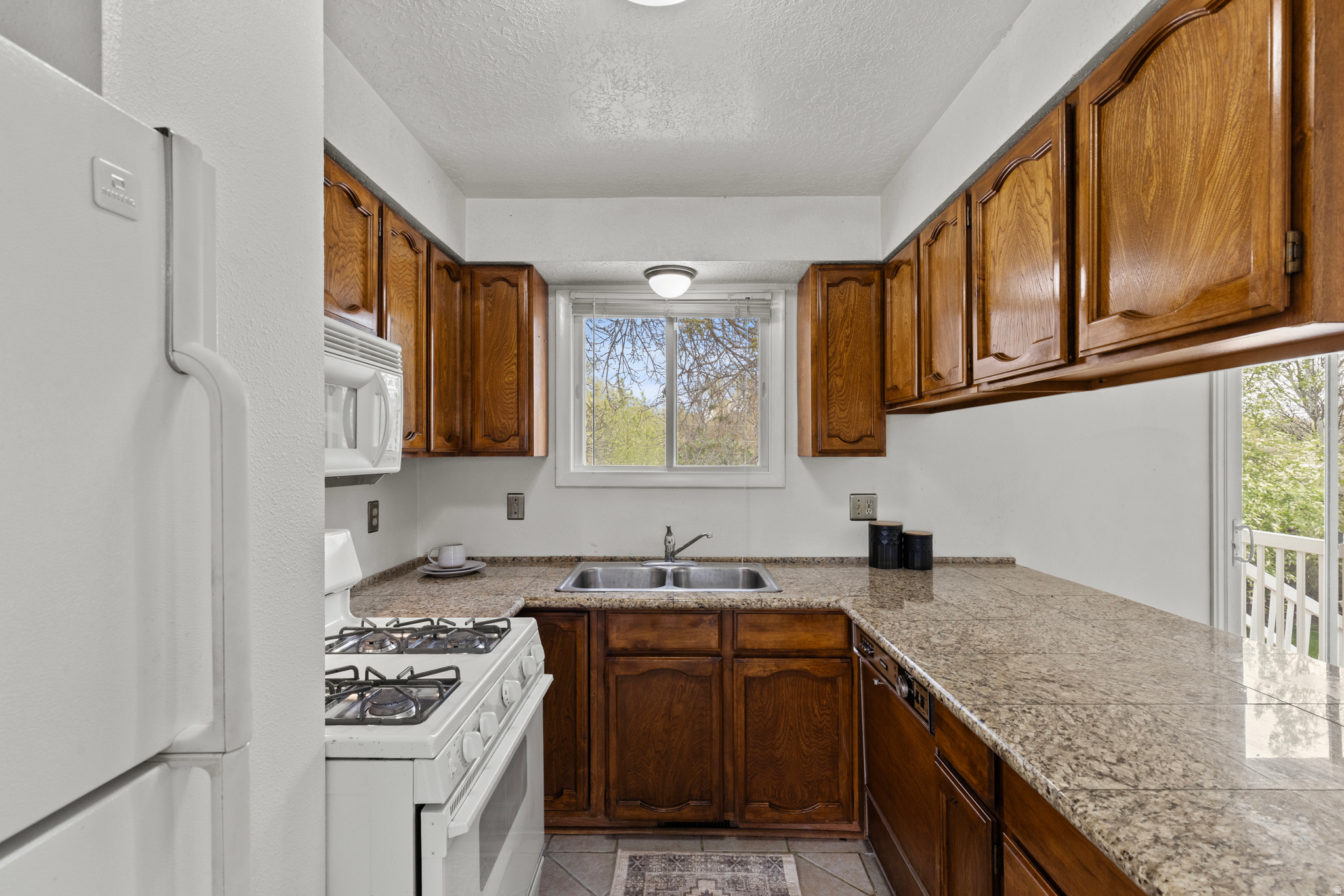 COUNTRY MANOR - Residential