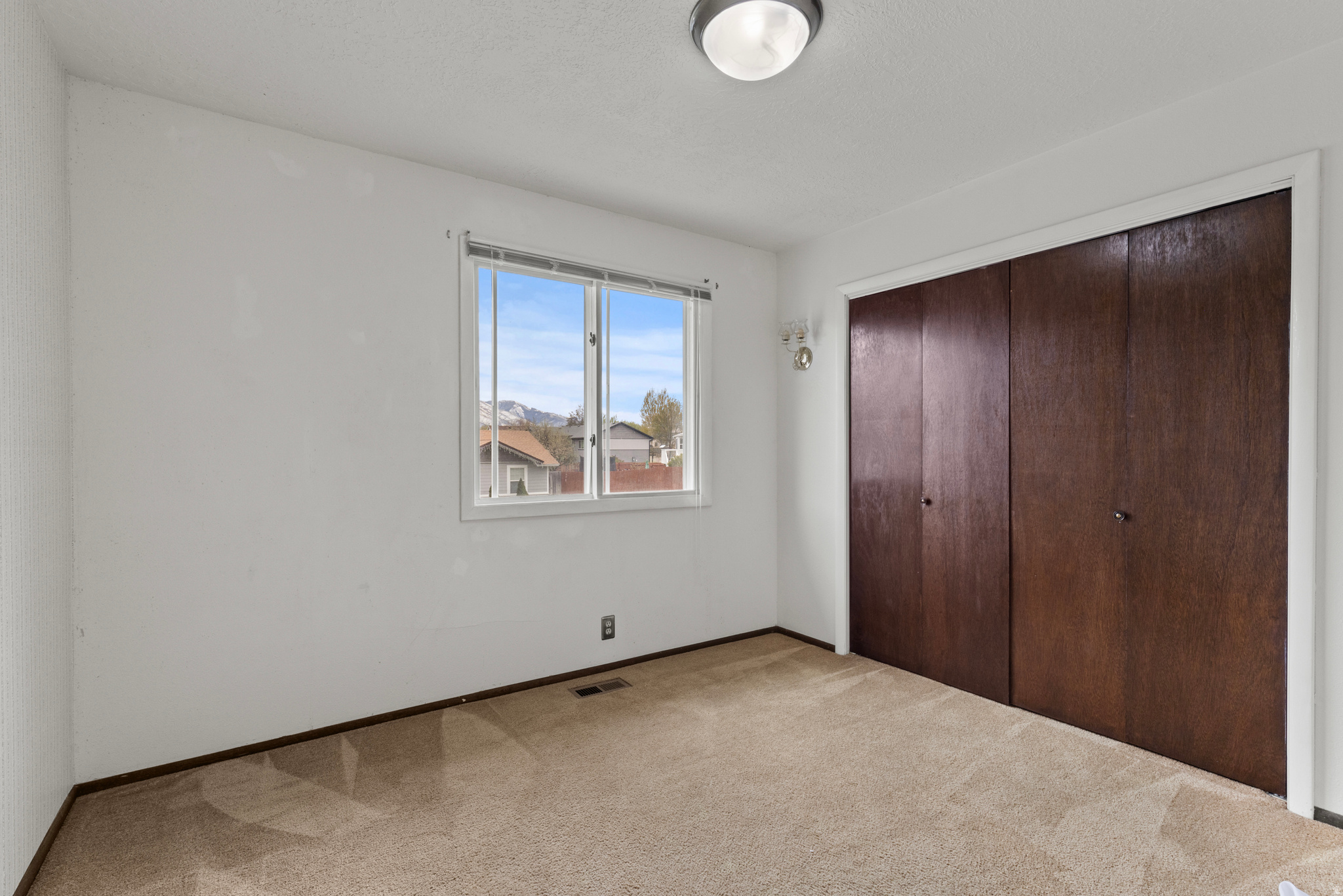 COUNTRY MANOR - Residential