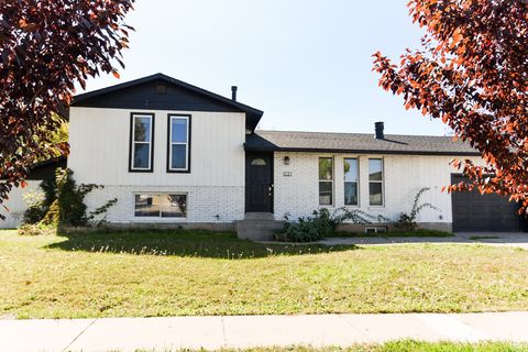 Photo of 1121 W 1290 S, Syracuse, UT 84075 (MLS # 2117167)