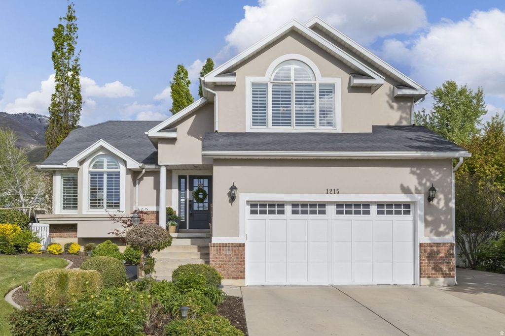 Photo of 1215 S CAVE HOLLOW LN E, Farmington, UT 84025 (MLS # 2154084)