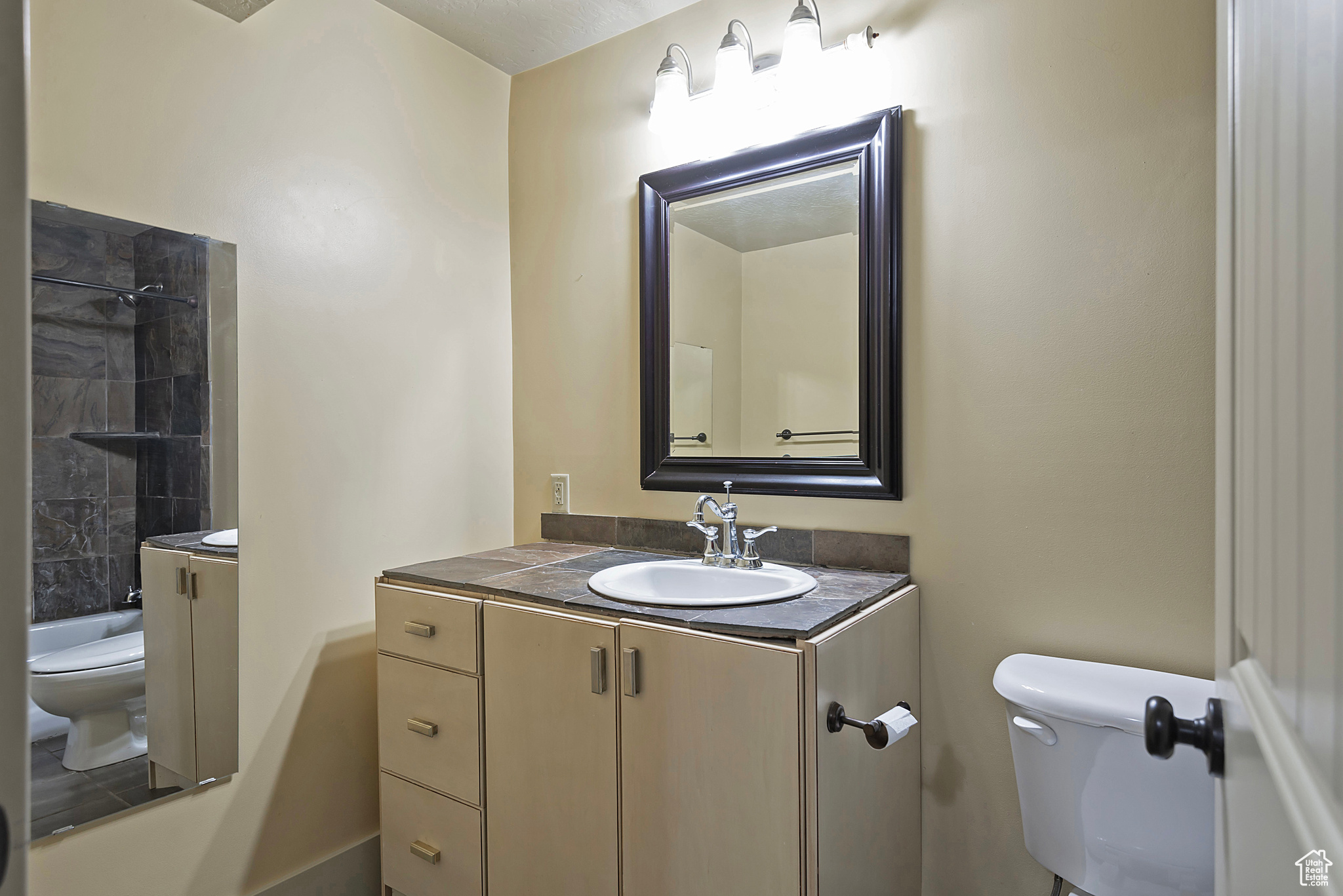 EMIGRATION PLACE - Residential