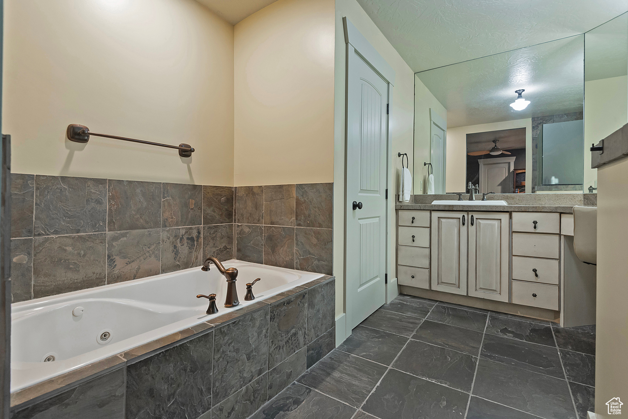 EMIGRATION PLACE - Residential