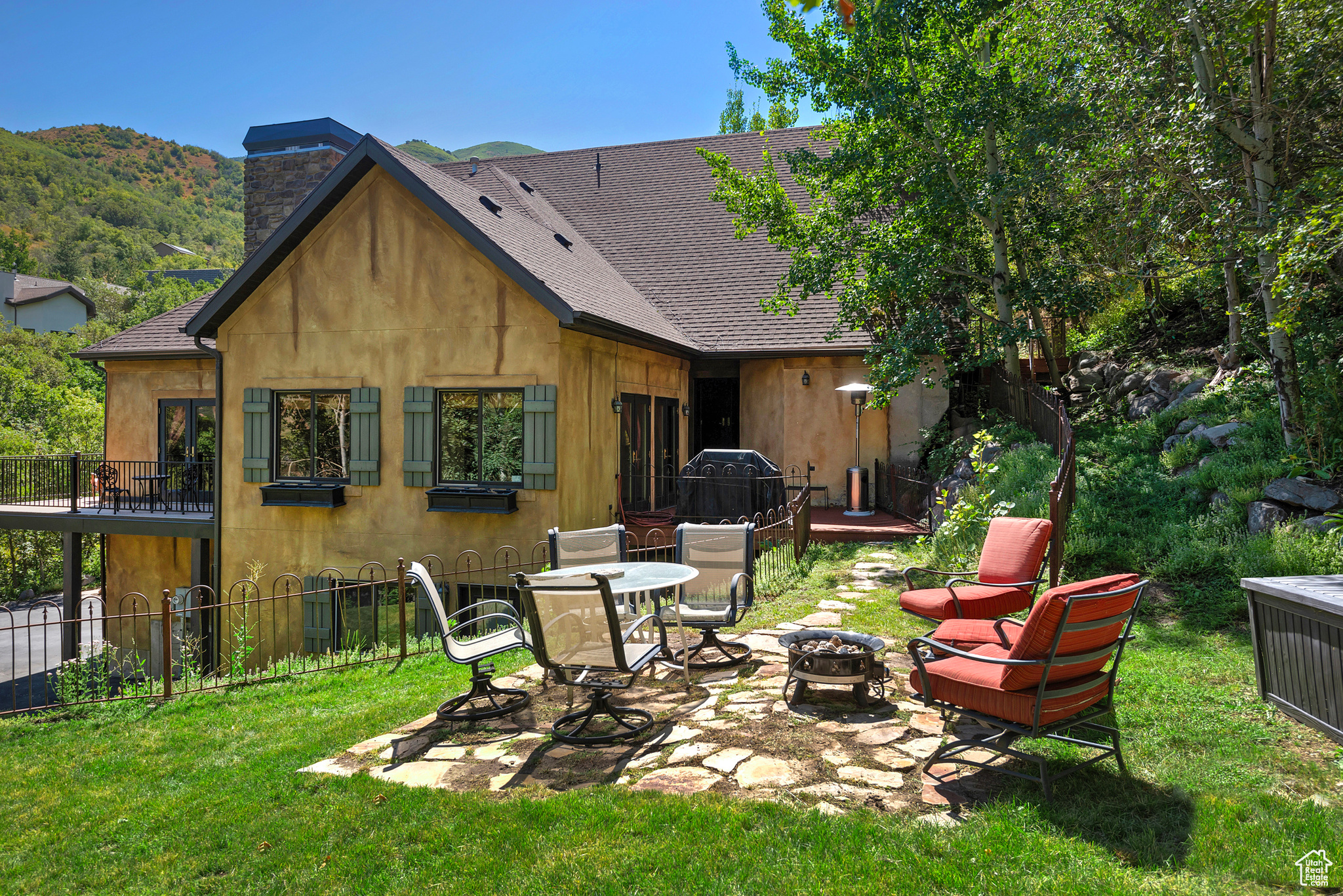 EMIGRATION PLACE - Residential