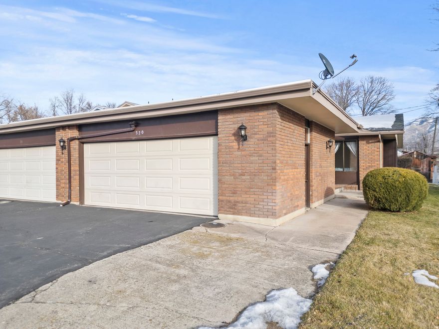 Great low maintenance 55+ condo. Close to shopping and downtown. Two bedrooms on the main floor with another in the basement. Plenty of room for hobbies, guests, and storage. Very quiet end unit you will not want to miss. Buyer is advised to obtain an independent measurement.