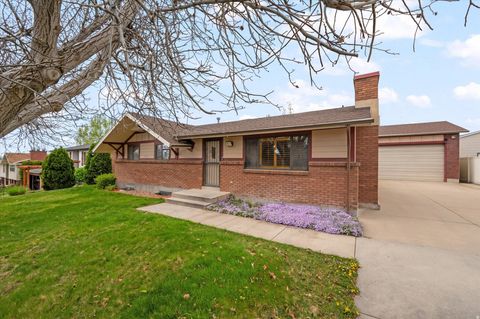 Photo of 637 CHERRYWOOD RD, Kaysville, UT 84037 (MLS # 2148762)