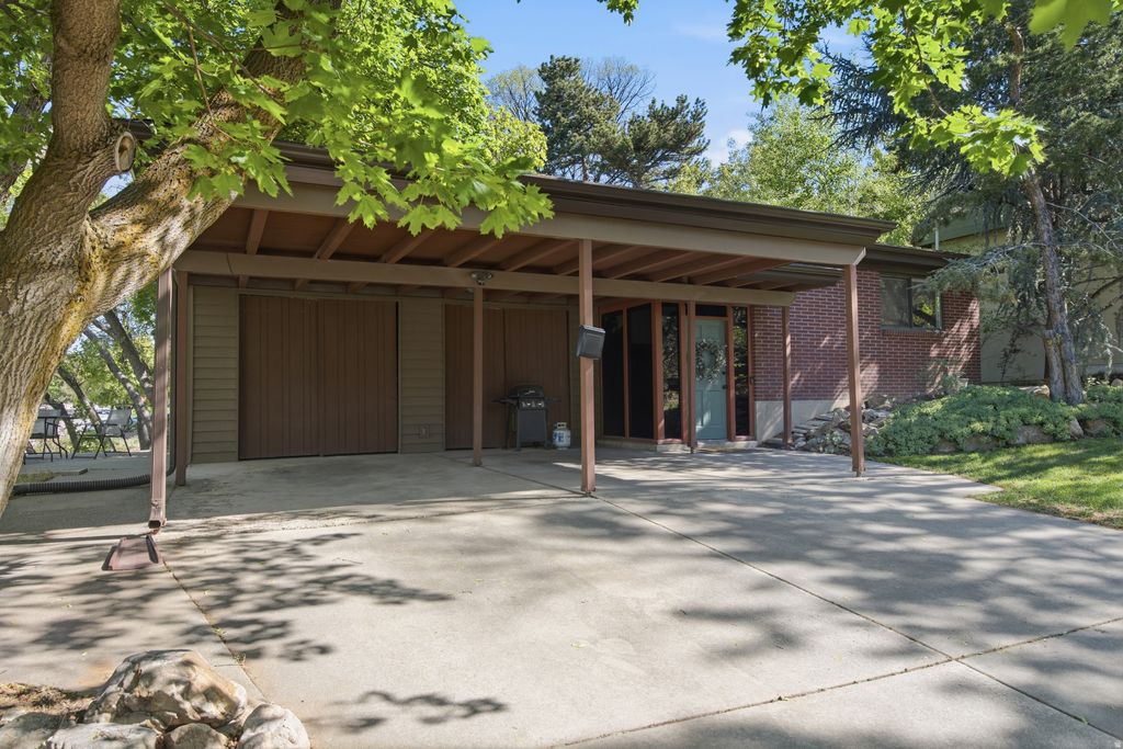 Photo of 2915 E LA JOYA DR S, Holladay, UT 84124 (MLS # 2155033)