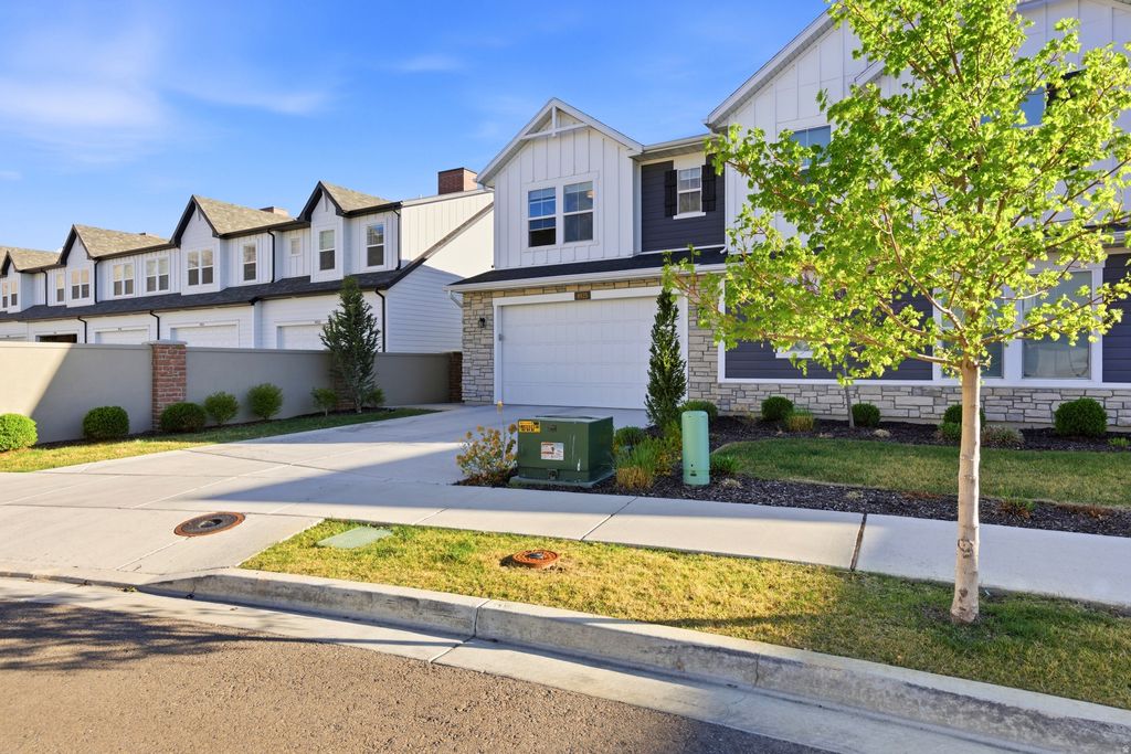 Photo of 4925 W WILLOWBANK DR #266, Highland, UT 84003 (MLS # 2148243)