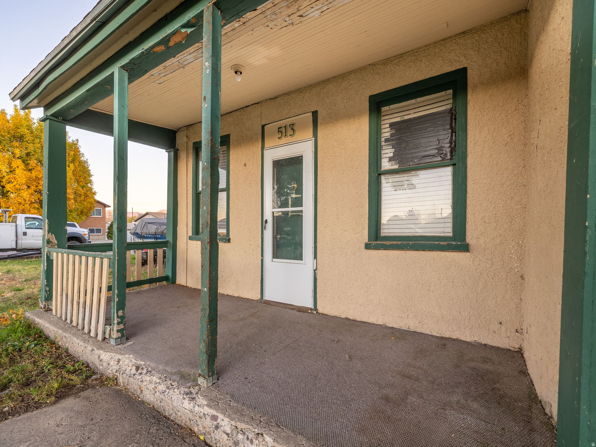 Main image without alt text