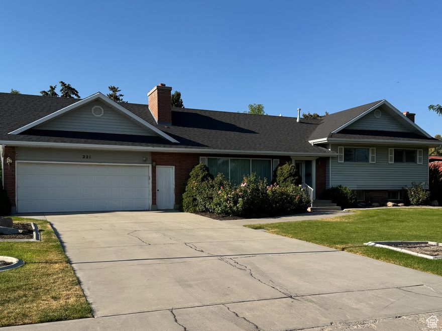 Solid built, one owner home, ready for a new family.  Enjoy the large great room off the kitchen for all your entertaining.  4 bedrooms, 3 baths, 3 fireplaces, and sits on a large, .42 acre lot.  Buyer to verify all information.