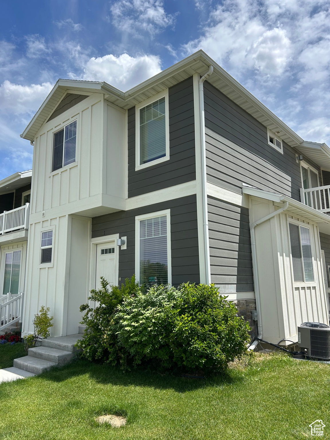RARE! End unit-2 bed/1 bathroom townhome with full unfinished basement. Plenty of room to grow! Great home or investment opportunity. Open floor plan with granite countertops in kitchen and lots of natural light. Plenty of storage and parking, close to local schools. Priced under market value.