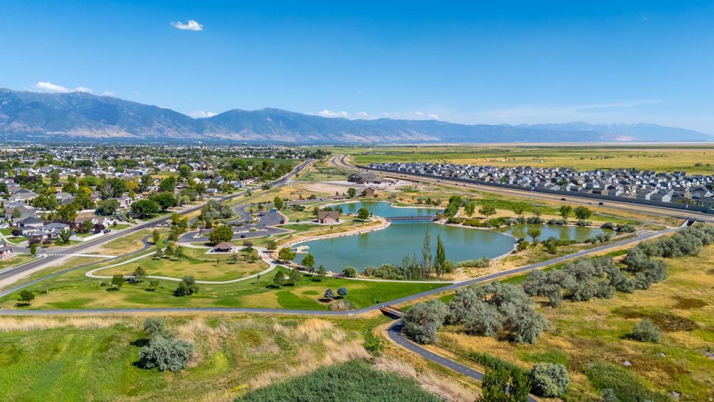 Photo of 3074 S EDGEWATER LN W, Syracuse, UT 84075 (MLS # 2137965)