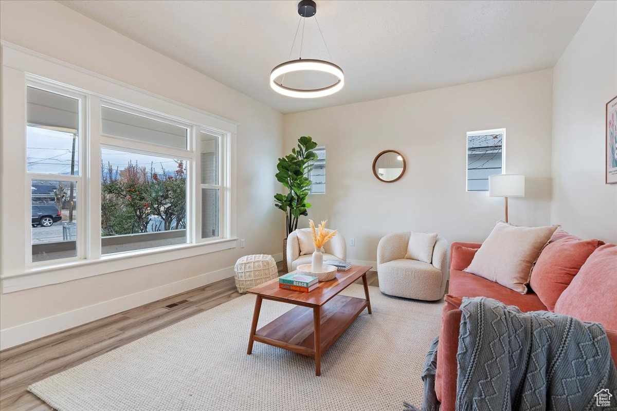 275 W 34TH ST