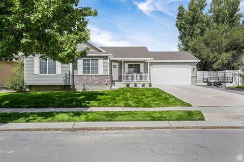 Photo of 2047 E SHADOW DR, Eagle Mountain, UT 84005 (MLS # 2110632)