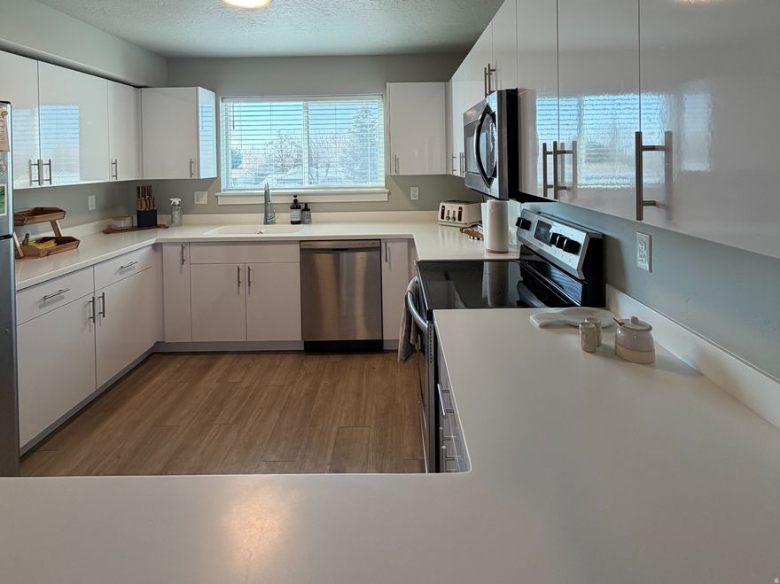 This charming second-floor corner condo offers extra windows for abundant natural light and added privacy. Ideally located in Springville with quick freeway access and close proximity to restaurants and grocery stores. Square footage figures are provided as a courtesy estimate only and were obtained from tax parcel records. Buyer is advised to obtain an independent measurement.