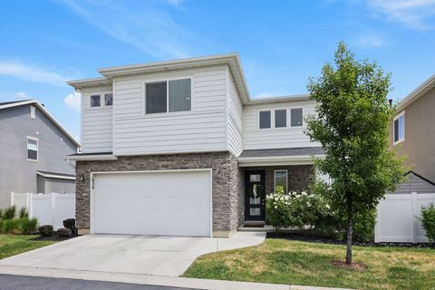 Photo of 1624 W PARKVIEW DR, Syracuse, UT 84075 (MLS # 2161409)