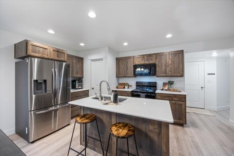 Tiny photo for 1698 S FREESTONE BLVD, Santaquin, UT 84655 (MLS # 2126113)