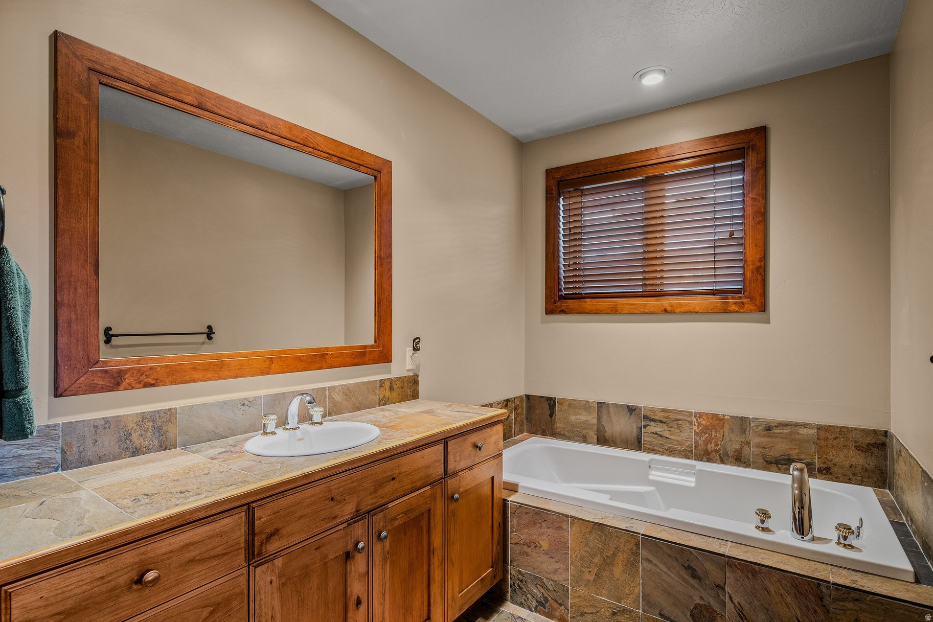 HIDDEN  OAKS - Residential