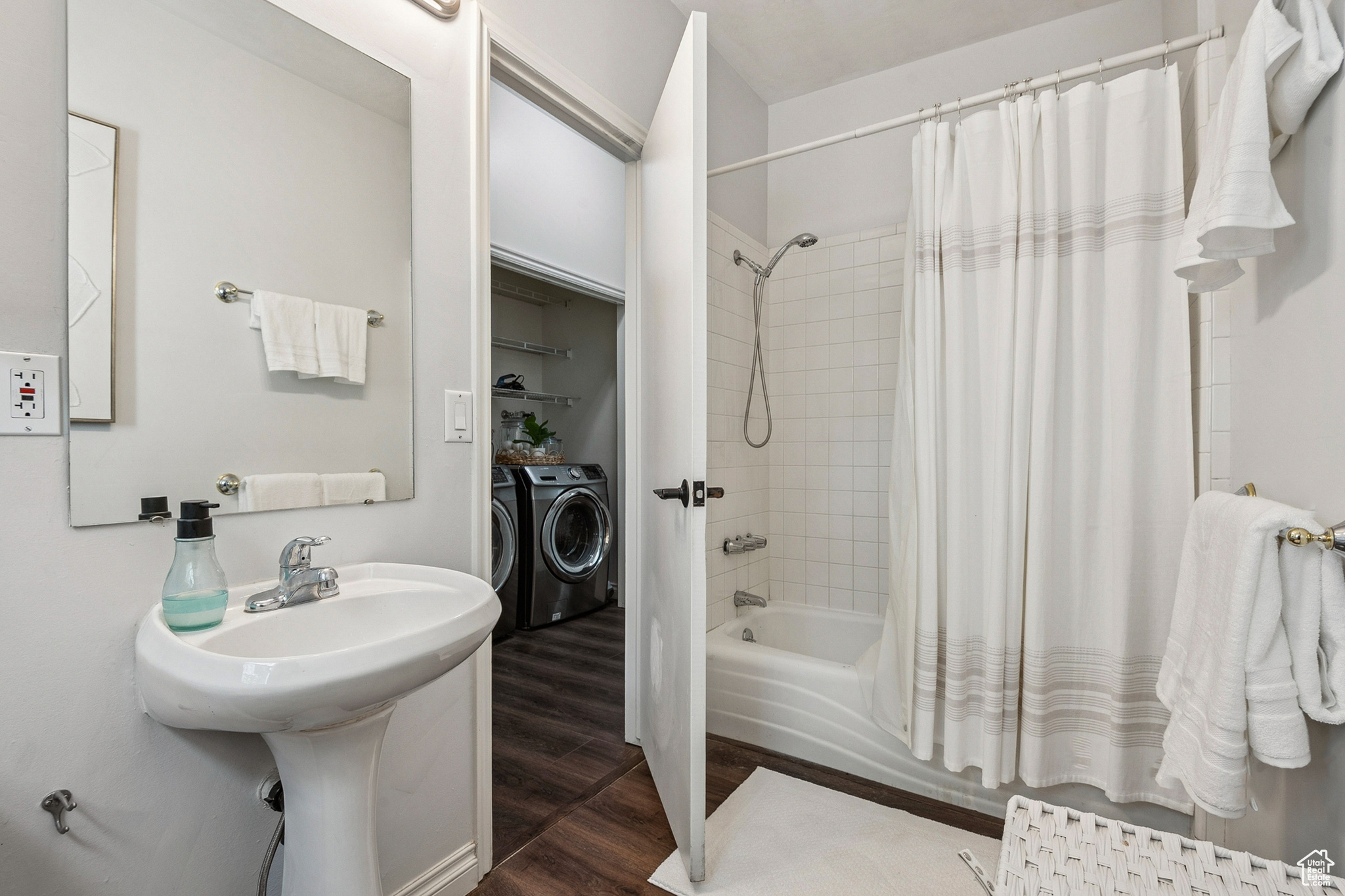 Salt Lake City, Utah 84105, United States, 4 Bedrooms Bedrooms, ,3 BathroomsBathrooms,Residential,Pending,149552