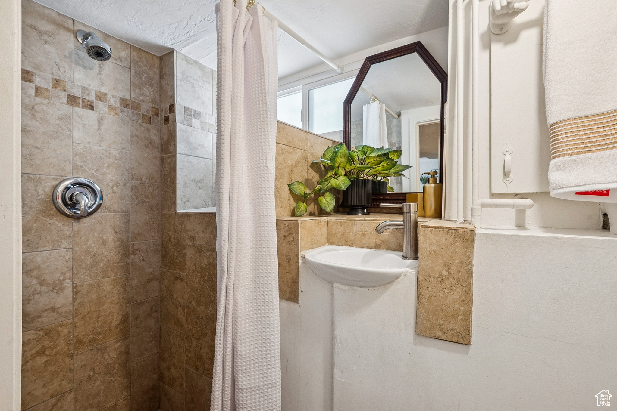 Salt Lake City, Utah 84105, United States, 4 Bedrooms Bedrooms, ,3 BathroomsBathrooms,Residential,Pending,149552