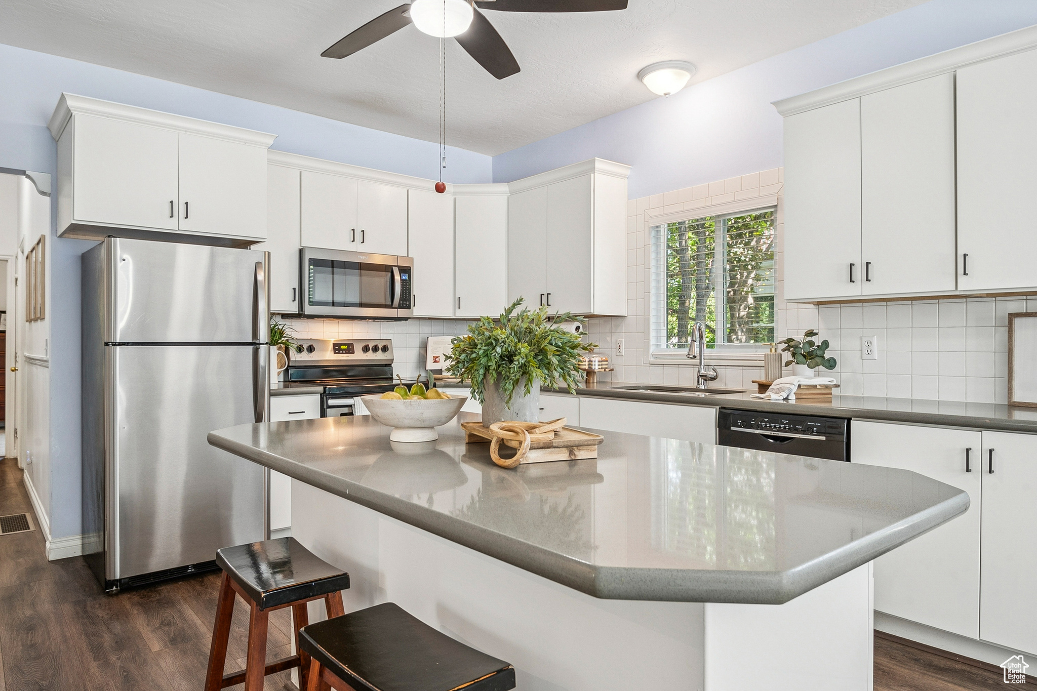 Salt Lake City, Utah 84105, United States, 4 Bedrooms Bedrooms, ,3 BathroomsBathrooms,Residential,Pending,149552