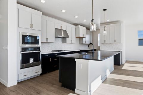 Tiny photo for 1117 W MAHOGANY ST, Saratoga Springs, UT 84045 (MLS # 2124088)