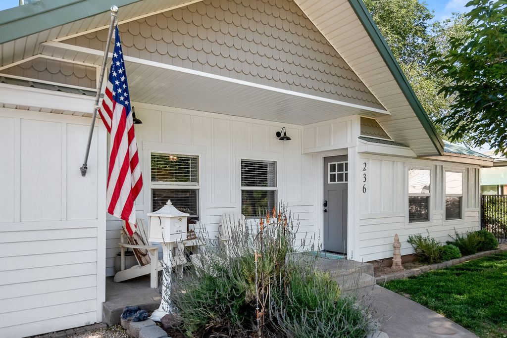Photo of 236 W 300 S, Hurricane, UT 84737 (MLS # 2158594)