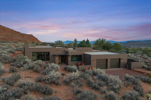 Photo of 423 W TAMAN CT, Ivins, UT 84738 (MLS # 2169768)