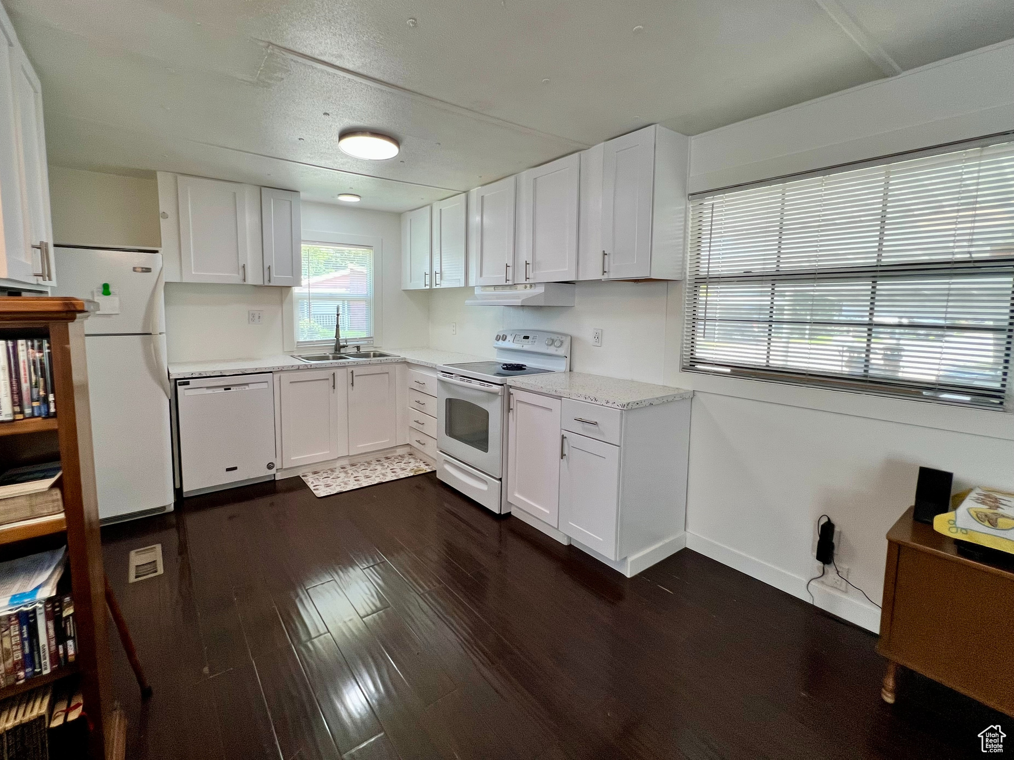 COUNTRY CLUB ESTATES - Residential