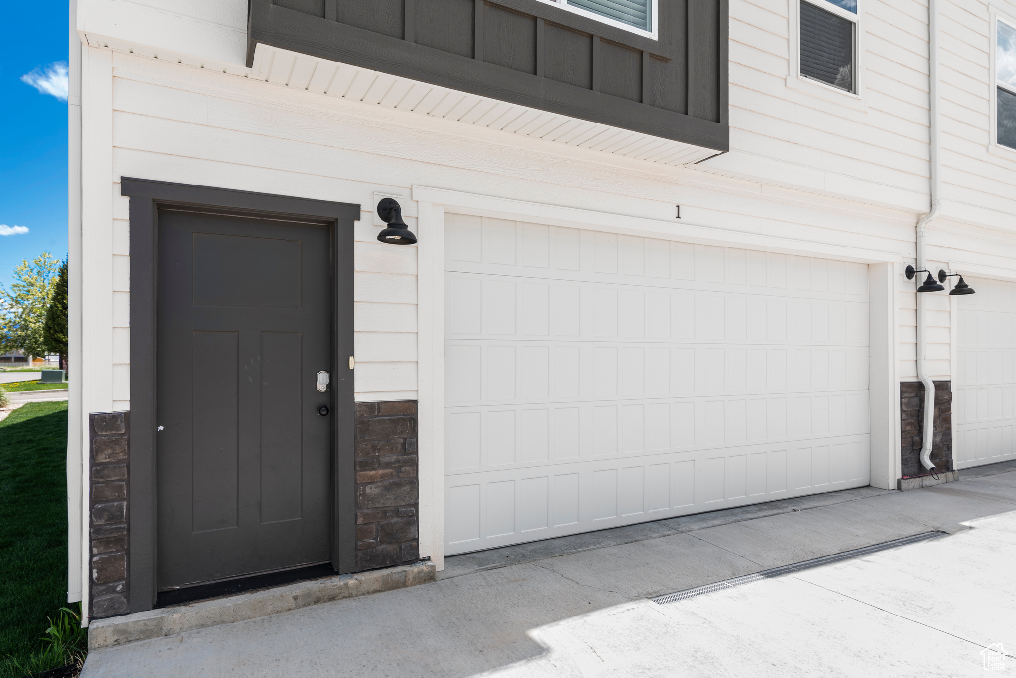 SEASONS BLDG 2 UNIT 1-UPPER - Residential