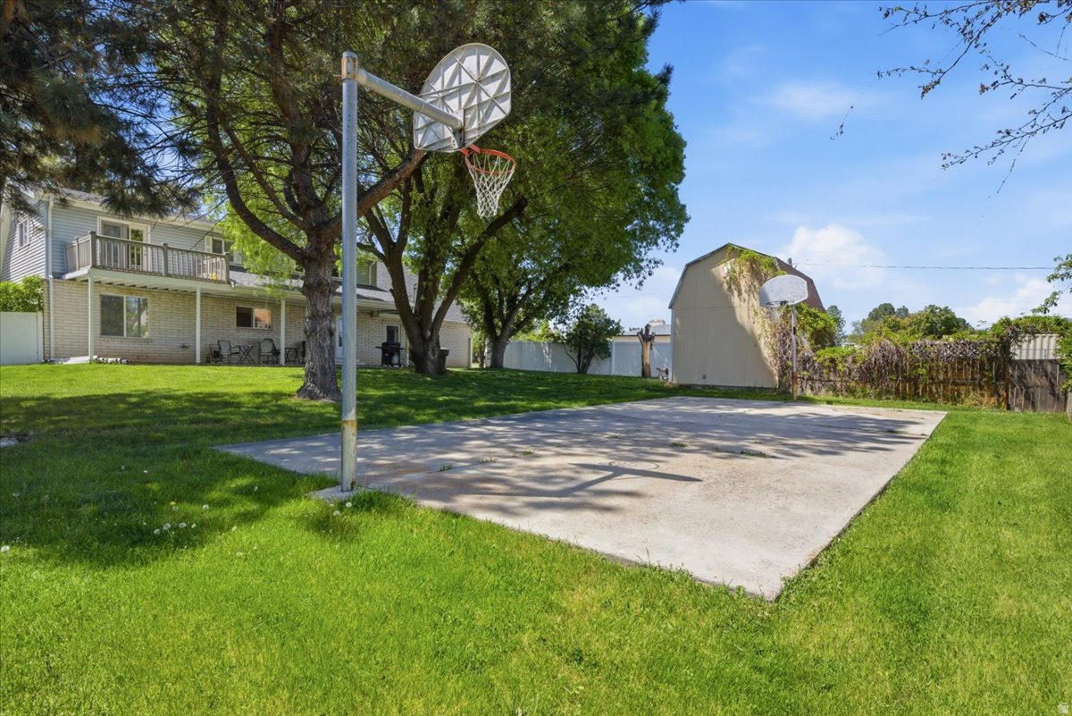 HUNTINGTON ESTATES - Residential