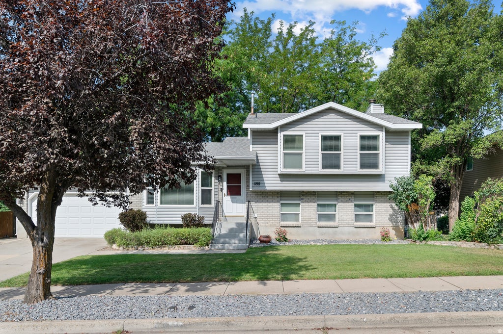 Photo of 1188 CANNON DR, Farmington, UT 84025 (MLS # 2177700)