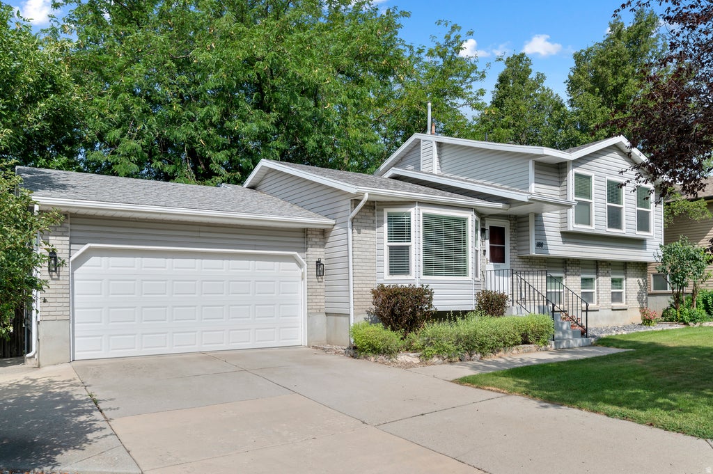 Photo of 1188 CANNON DR, Farmington, UT 84025 (MLS # 2177700)