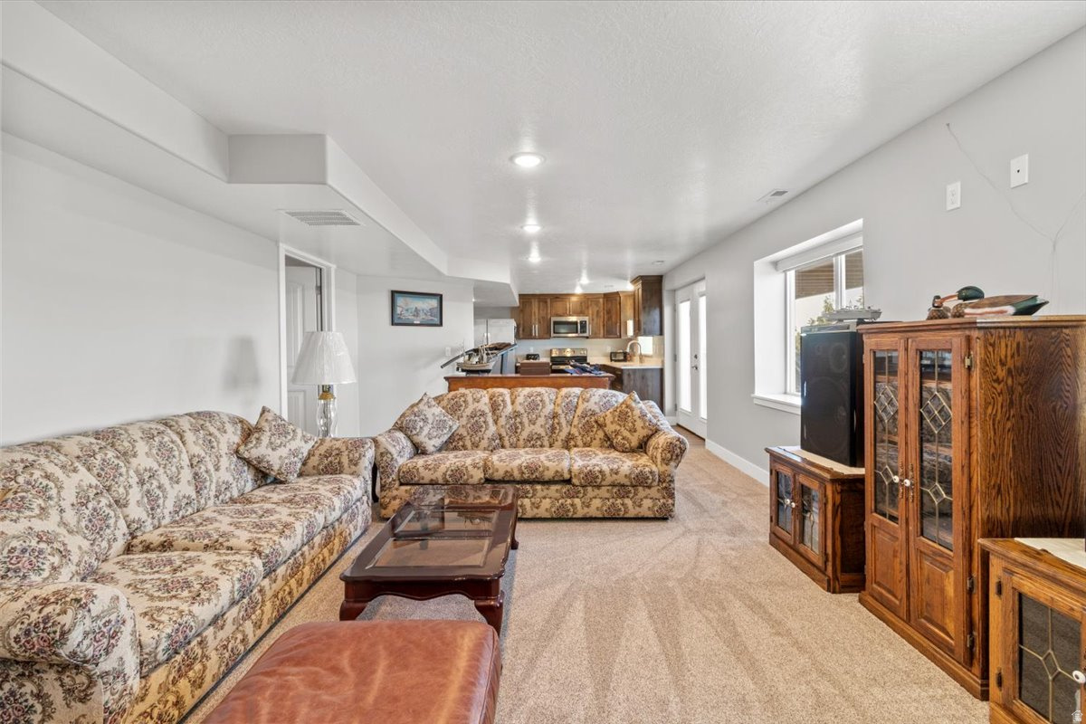WHISPERING PINES - Residential