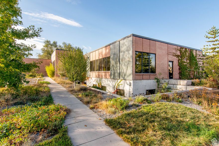 Near I-15  3-minute walk to TRAX 900 S. Station  4/1,000 on-site parking  Outdoor private courtyard area, accessible to tenants