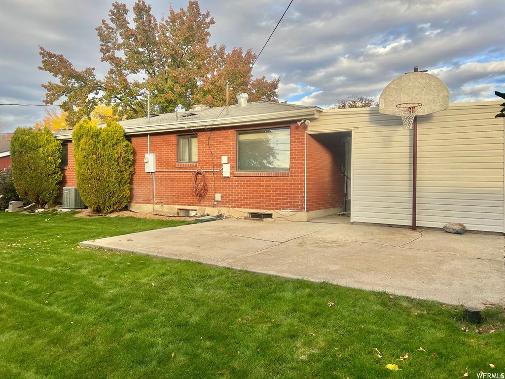 Photo of 1016 S 400 W, Bountiful, UT 84010 (MLS # 2128114)