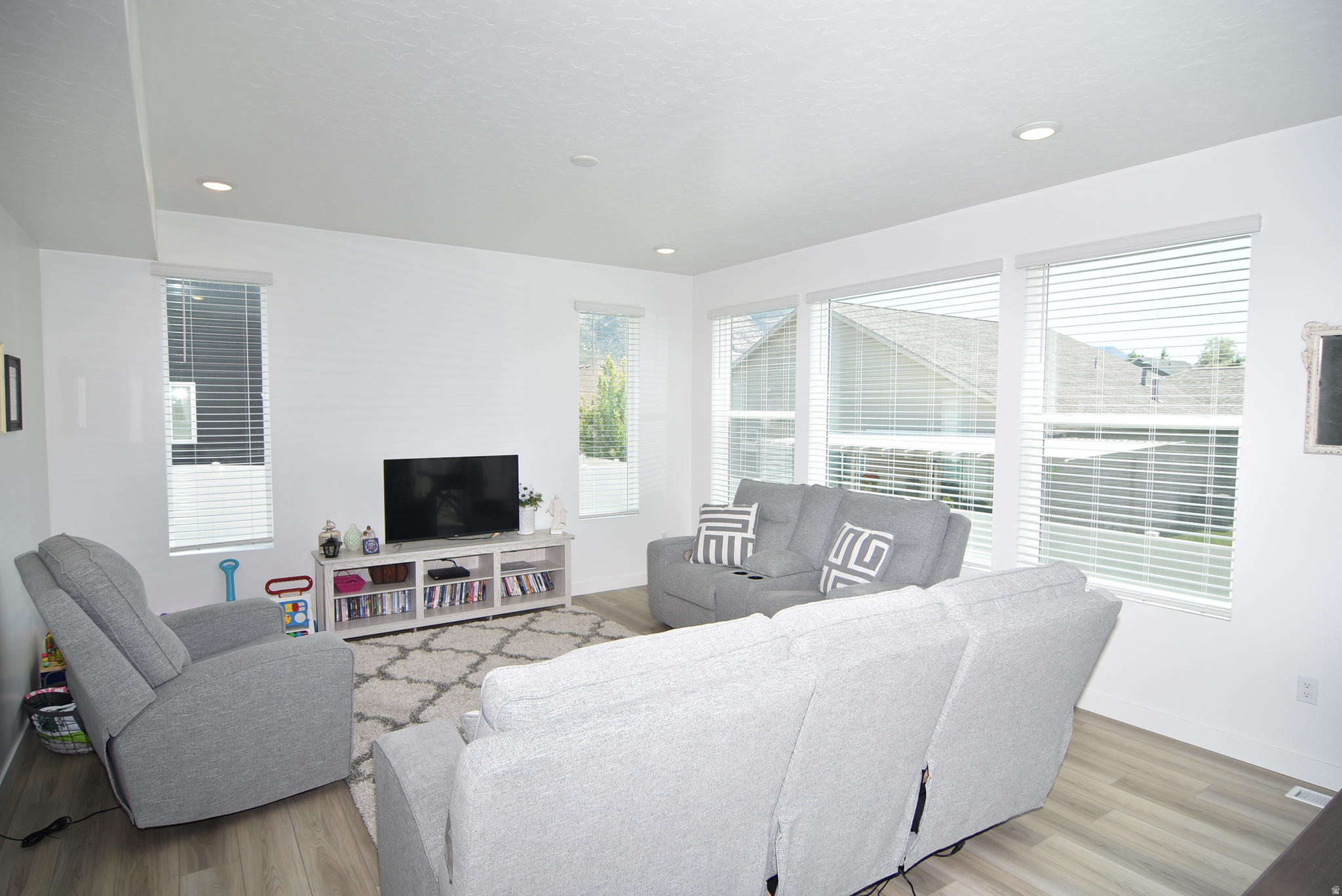 MONTGOMERY FARMS - Residential